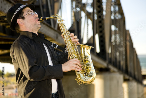 Φωτογραφία A saxophonist plays in an industrial setting