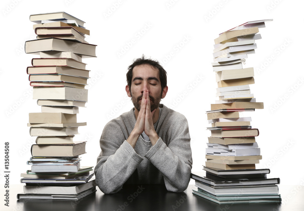 riflessione di un uomo con troppi libri in testa riflessione di un uomo con troppi libri in testa