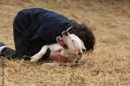 maîtresse se rouler par tyerre avec son chien - jeu,joyeux