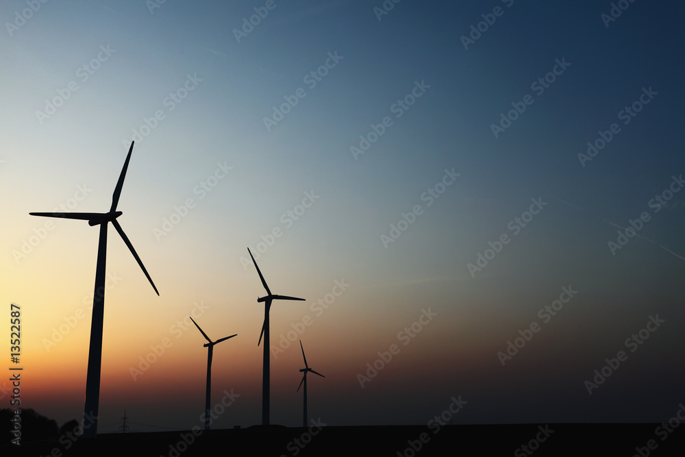 Windpark im Sonnenuntergang