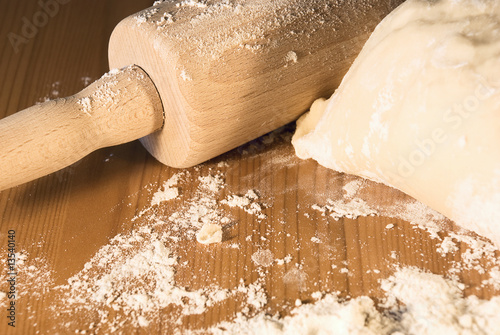 Tablou pe pânză battledore and the dough on a table with flour