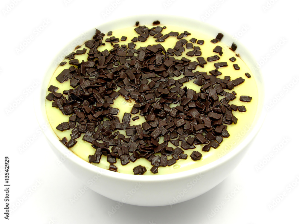 Vanillepudding in Porzellanschale mit Schokostreusel Stock Photo ...