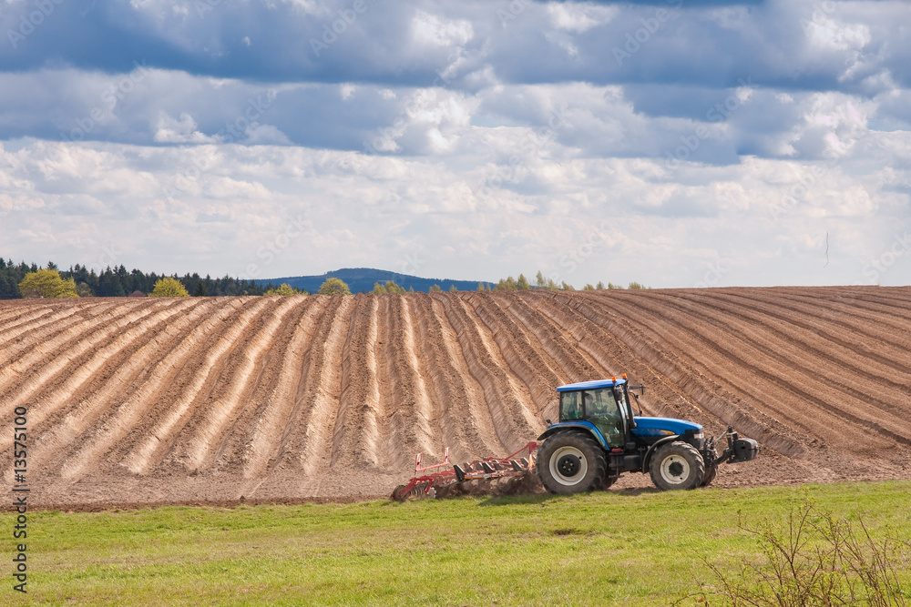 Obraz premium tractor plowing filed