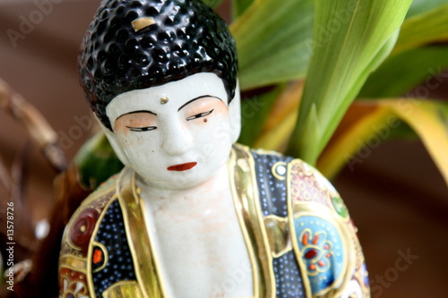 Buddha aus farbigem Porzellan