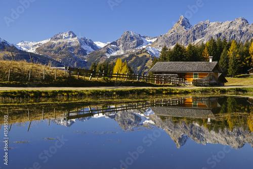 Bergsee mit Häuschen