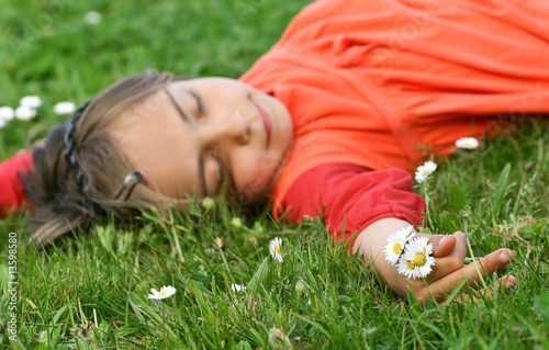 Tableau sur toile allongée sur le dos dans l'herbe 3