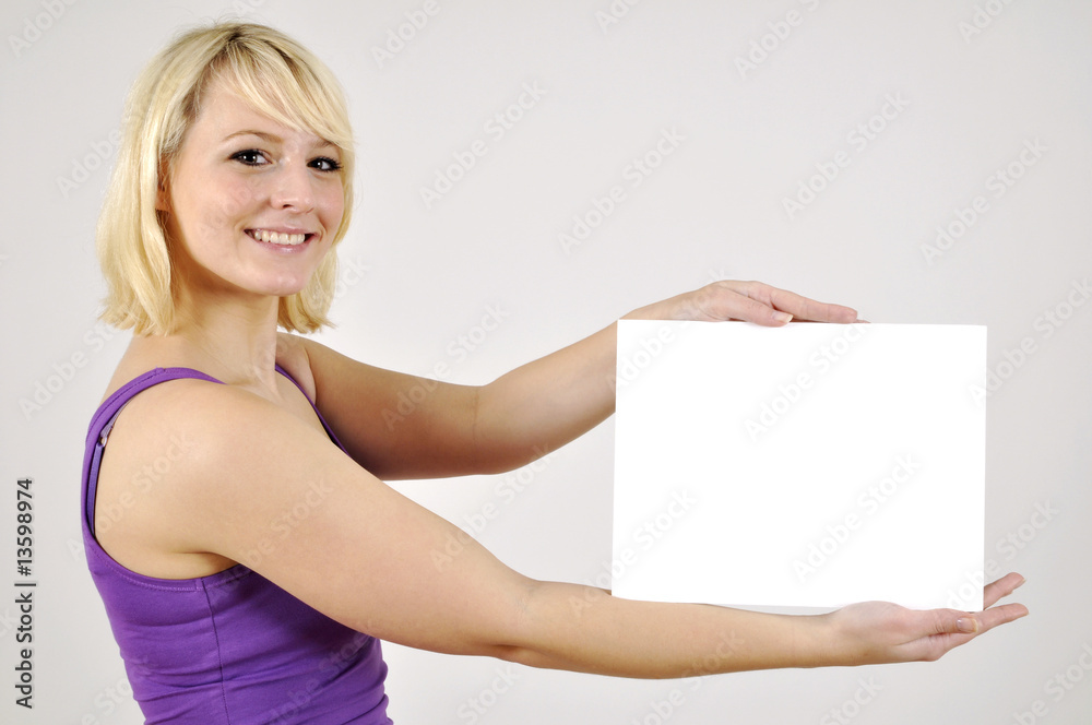 Frau mit leerem Schild quer