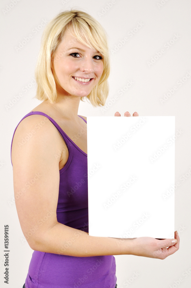 Junge Frau mit leerem Schild hochkant Junge Frau mit leerem Schild hochkant