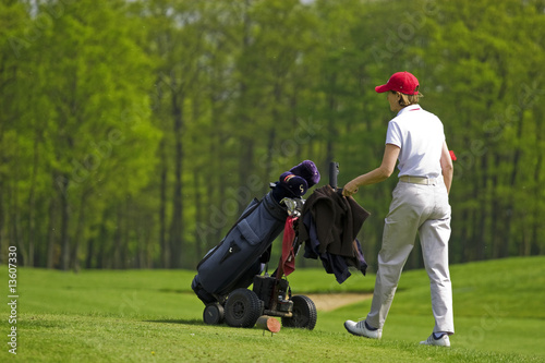 joueuse de golf sur le parcours