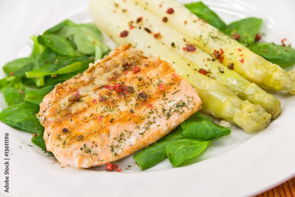 Lachs - gegrillt mit Spargeln und mit Wein Lachs - gegrillt mit Spargeln und mit Wein