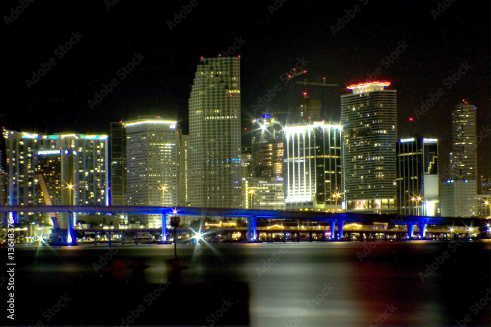 Obraz premium Miami downtown night view of business buildings and bridge