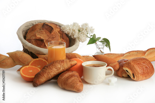 petit dejeuner, café, jus de fruit et viennoiseries photo