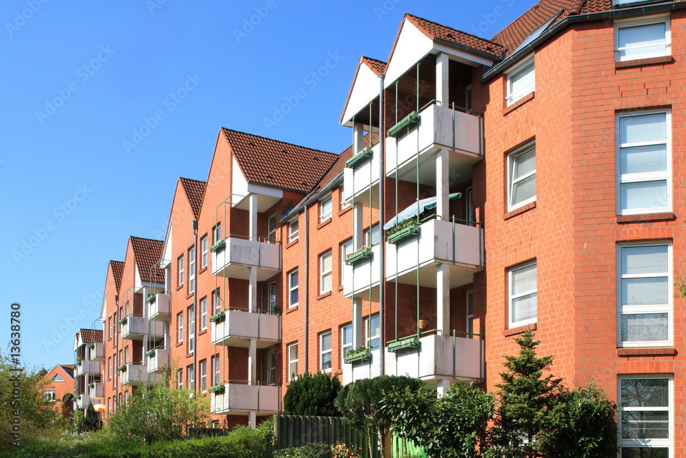 Wohnhaus im Grünen, Balkone, Hausfassade, Kiel, Deutschland