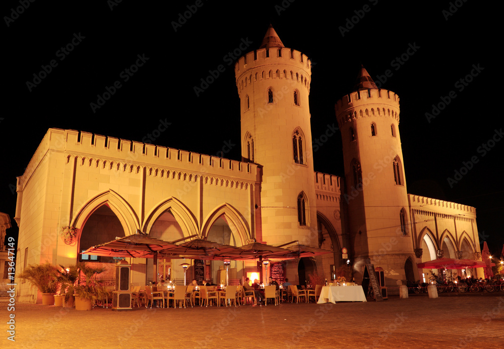 Obraz premium Nauener Tor_schraeg_Nachts beleuchtet