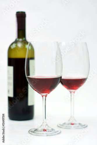 flasche rotwein und zwei gläser