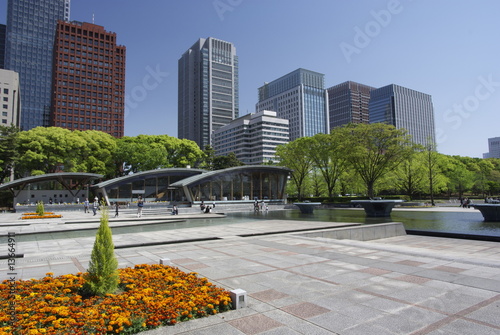 和田倉噴水公園と高層ビル