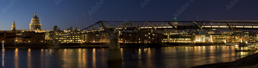 Obraz premium St Paul's Cathedral at night