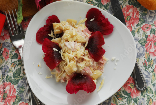 Gnocchi di patate al malvone - Cucina alle erbe e fiori eduli photo