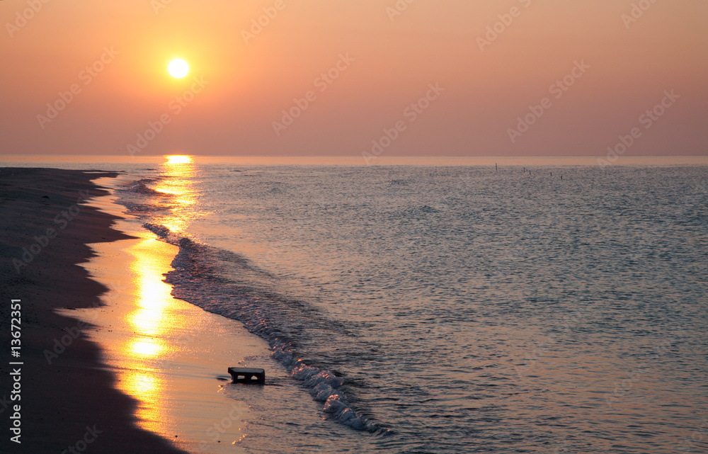 Naklejka premium daybreak sea and sunlight path