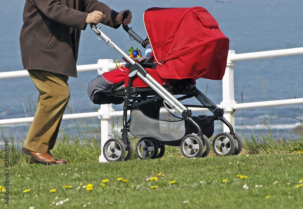 Obraz premium Abuelo con cochecito bebé