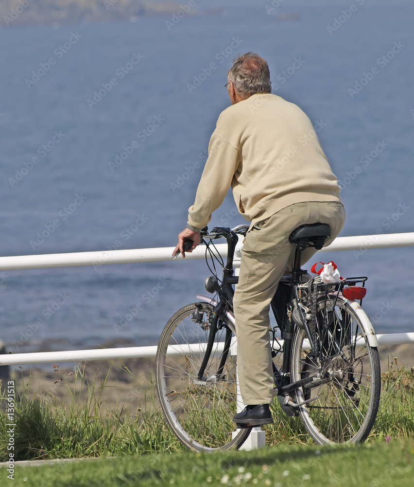 Anciano en bicicleta foto de Stock | Adobe Stock