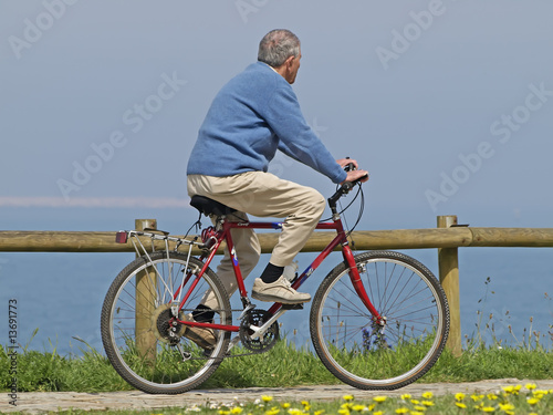 Anciano en bicicleta
