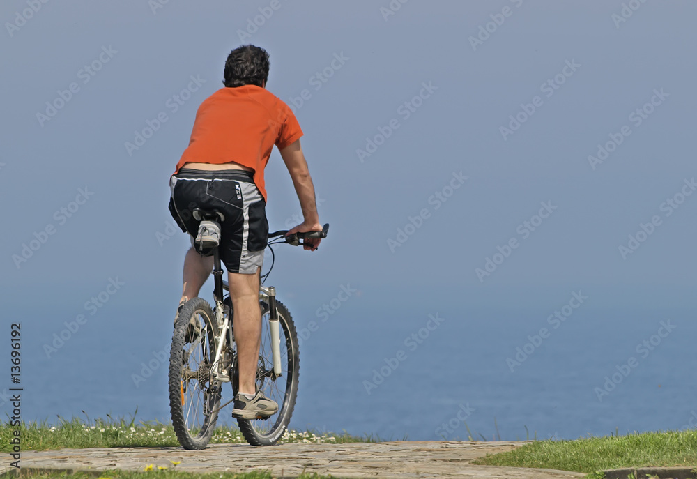 Joven en bicicleta