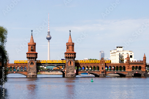 U-Bahn fährt über die Berliner Oberbaumbrücke photo