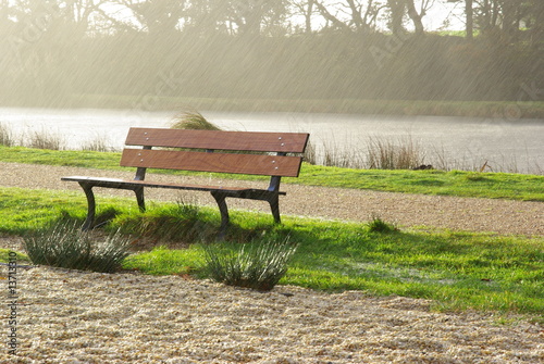 Tableau sur toile Banc sous la pluie