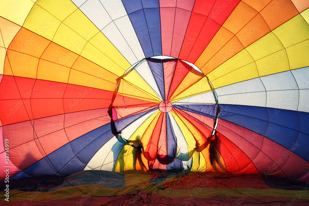 Fototapeta premium Hot air balloon and silhoutte of people