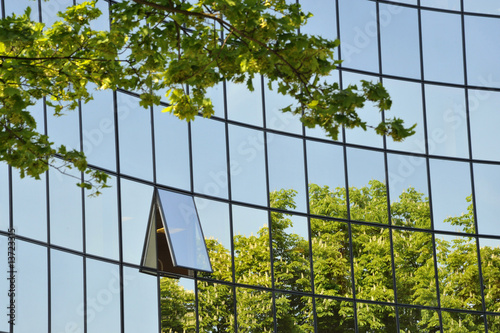 effet miroir sur façade vitrée