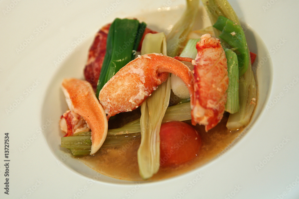 Homard, petits légumes et bouillon (cuisine gastronomique) Homard, petits légumes et bouillon (cuisine gastronomique)