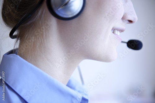 freundliche frau telefoniert mit headset in büro photo