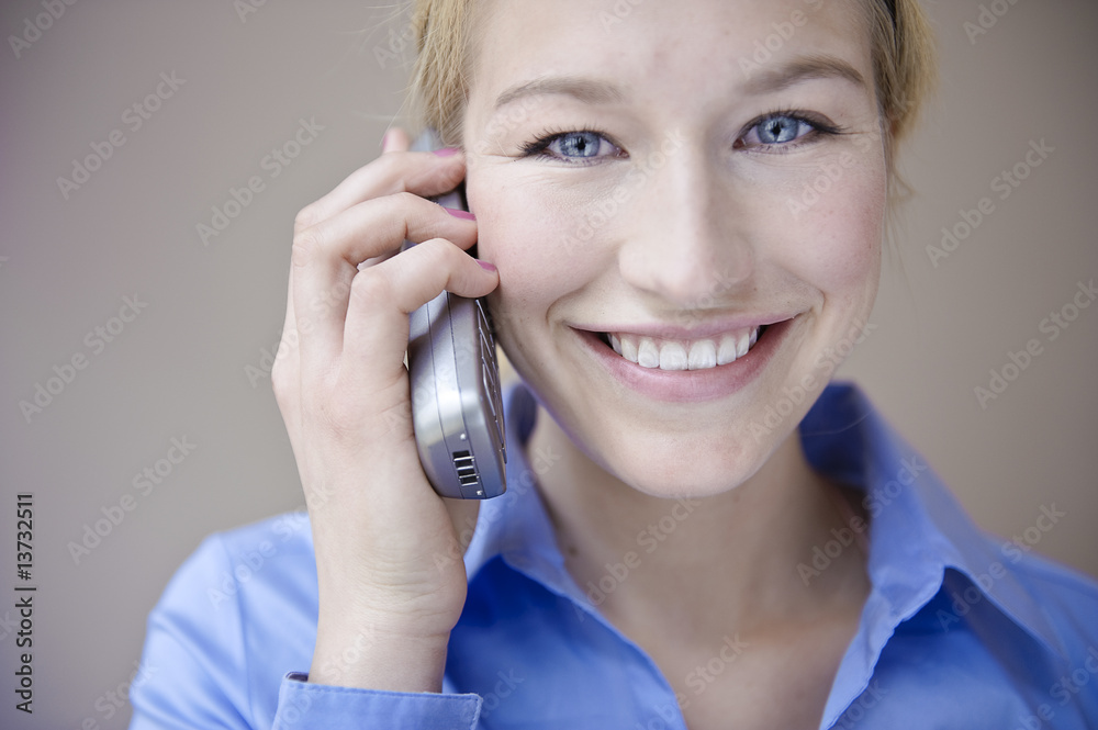 blonde frau schaut freundlich und telefoniert blonde frau schaut freundlich und telefoniert