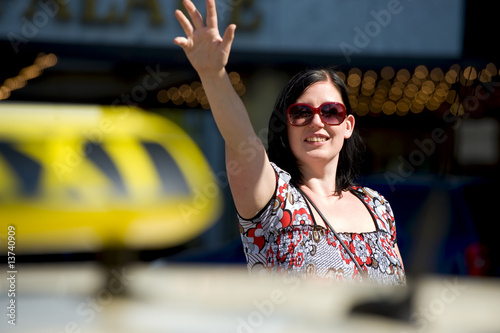 Frau ruft Taxi.