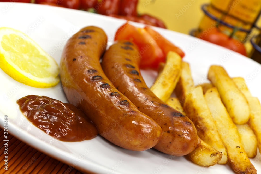 Bratwurst mit Pommes Frites Bratwurst mit Pommes Frites