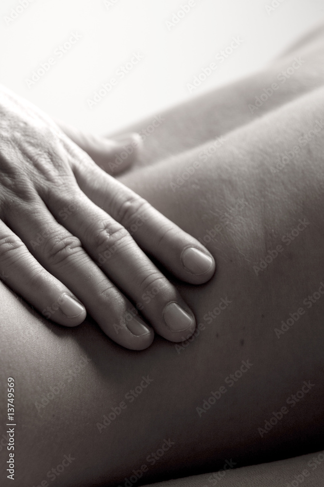 Hand auf Rücken Hand auf Rücken