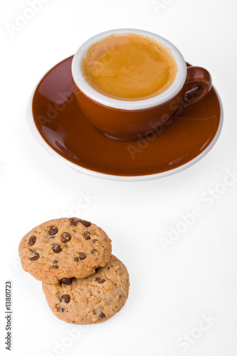 Tasse Espresso und Kekse isoliert auf weißem Hintergrund