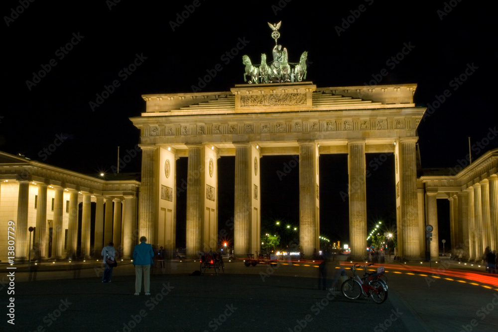 Fototapeta premium Brandenburger Tor bei Nacht.