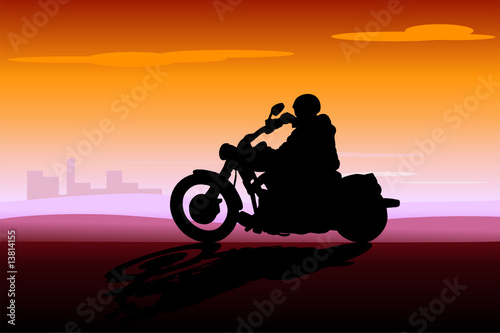 motociclista al tramonto sulla città