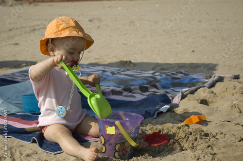 Bimba che gioca sulla spiaggia
