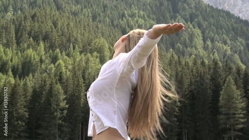 Meditazione in montagna photo