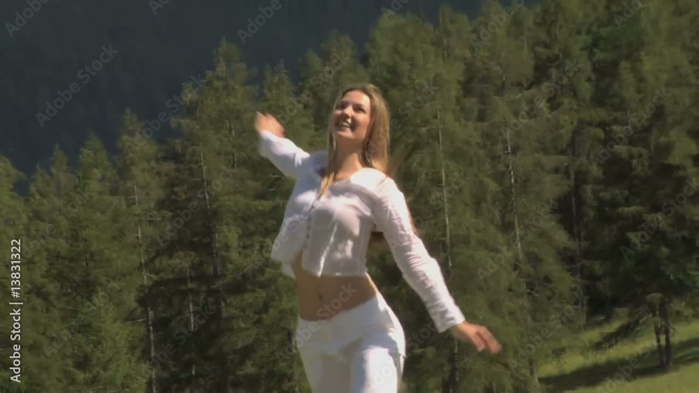 Donna corre felice in montagna