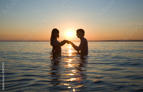 couple in the eveing sea