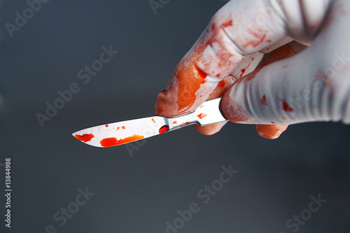 Canvastavla Gloved hand holding scalpel with blood
