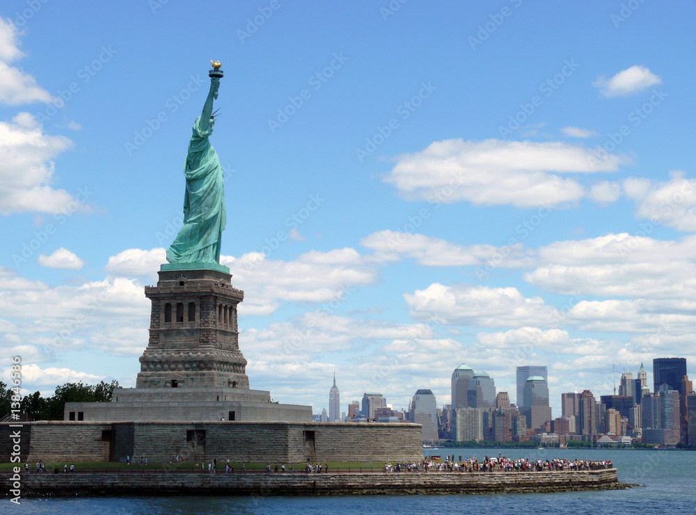 Fototapeta premium Freiheitsstatue mit Blick auf Manhattan