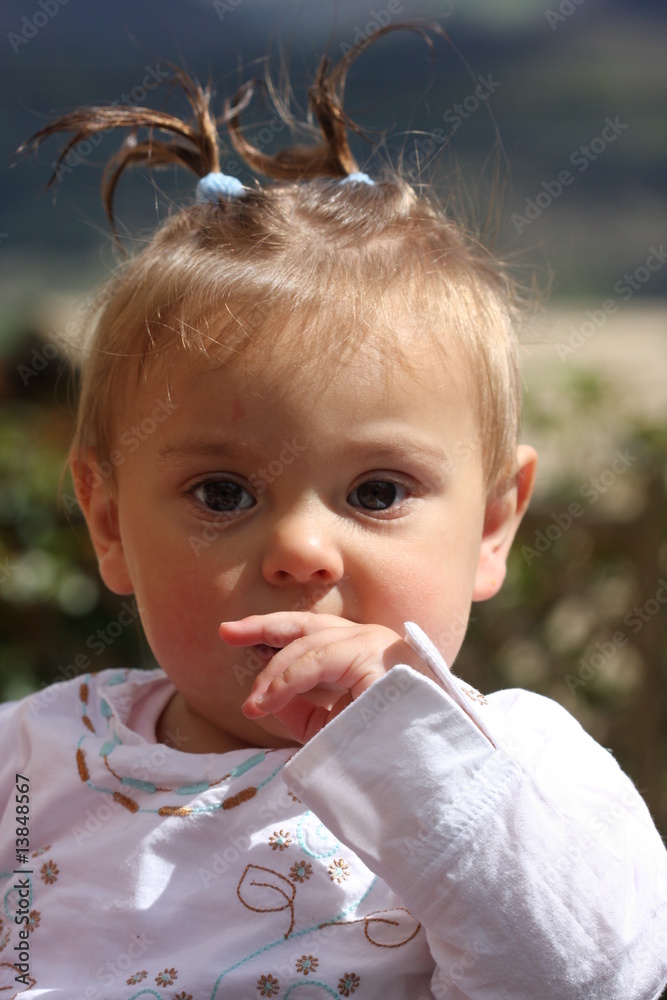 bébé fille rêveuse Stock Photo | Adobe Stock