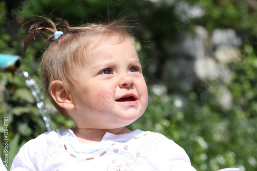 Wallpaper Mural bébé fille intriguée Torontodigital.ca