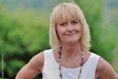 Wallpaper Mural Frau mittleren Alters schaut frontal in die Kamera Torontodigital.ca