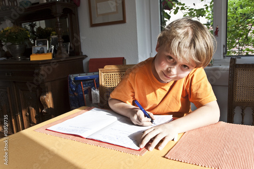 Anselm bei den Hausaufgaben photo